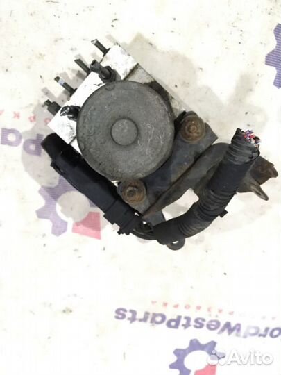 Блок ABS (насос) Toyota Avensis (T270) седан 2.0