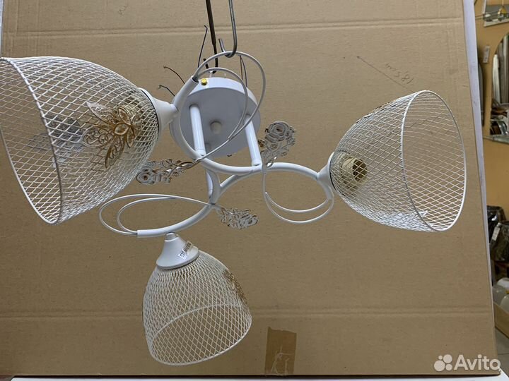 Трех ламповый потолочный светильник