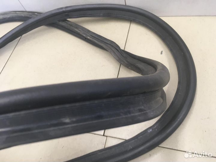 Уплотнитель багажника Corolla E15 2006-2013