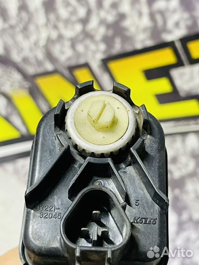 Корректор фары Toyota Land Cruiser 100 до 2005