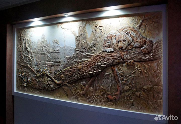 Барельеф на стене