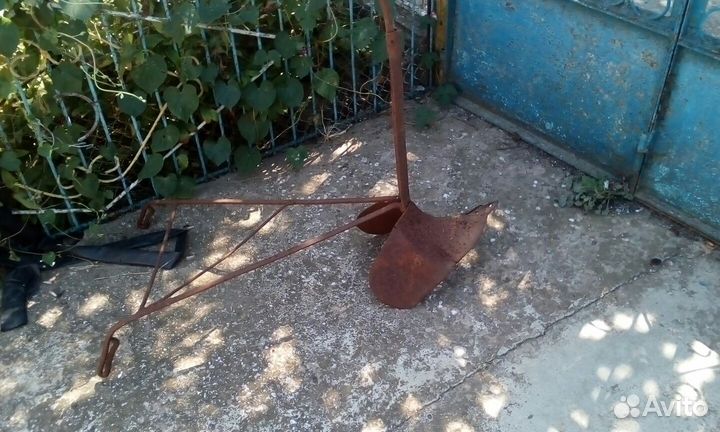 Плуг окучник ручной