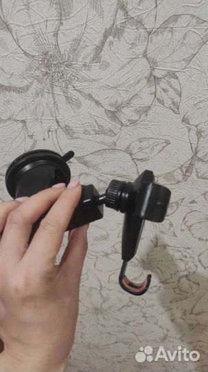 Крепление на присоске для телефона в машину