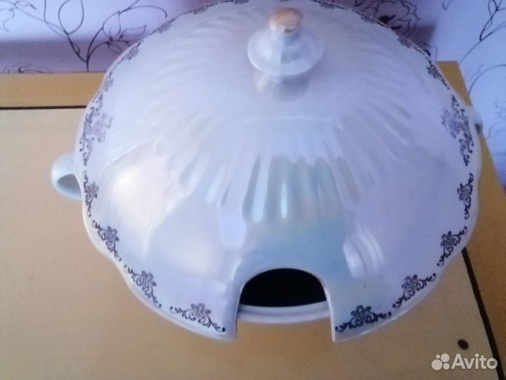 Супница, тарелки, соусник