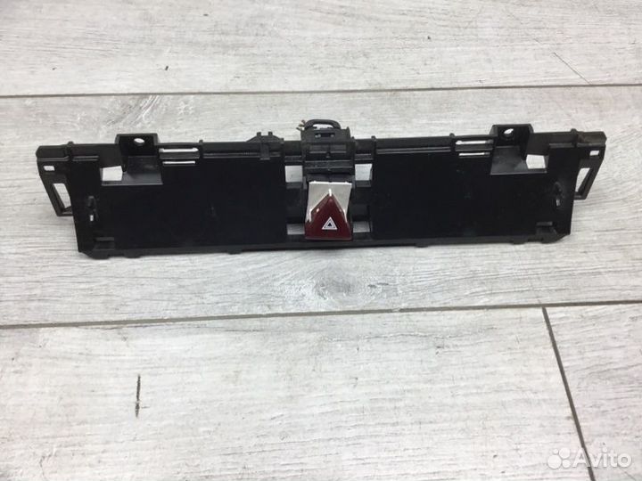 Кнопка аварийной сигнализации Volkswagen Passat