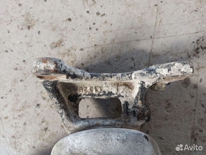 Кронштейн двигателя левый Toyota Land Cruiser 200