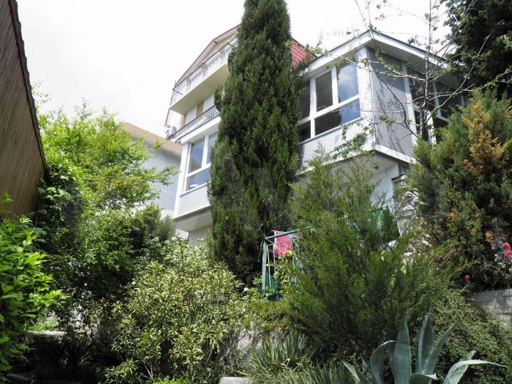 Доля в 3-к. квартире, 100 м², 3/3 эт.