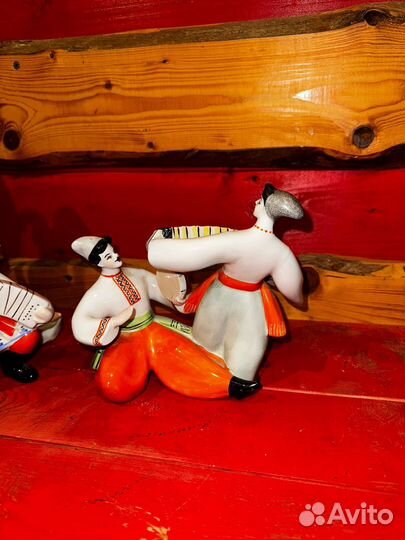 Фарфоровая статуэтка пляски С гармошкой