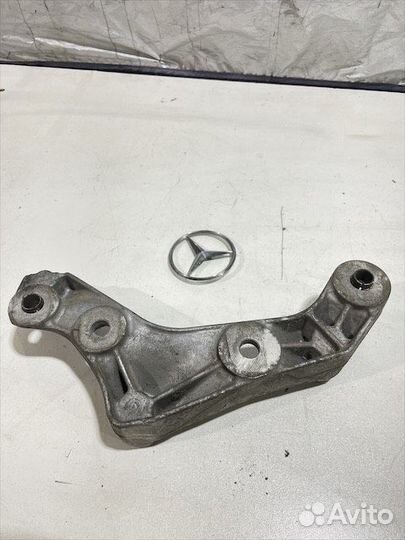 Кронштейн редуктора переднего Мерседес М272