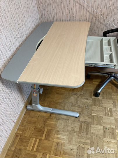 Стол для школьника регулируемый и кресло