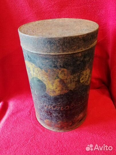 Большая старинная жестяная банка