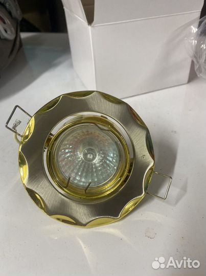 Светильник встраиваемый с галогеновыми лампочками