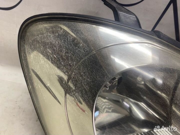 Фара правая Toyota Avensis Verso 2004