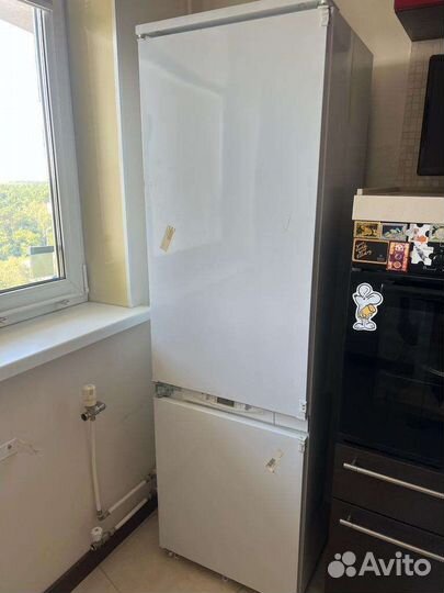 Встраиваемый холодильник Hotpoint-Ariston