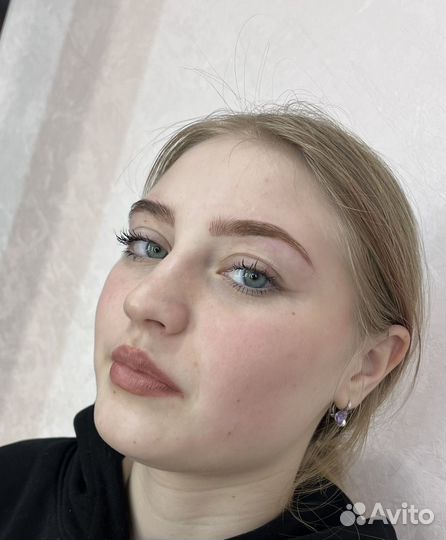 Модель на брови