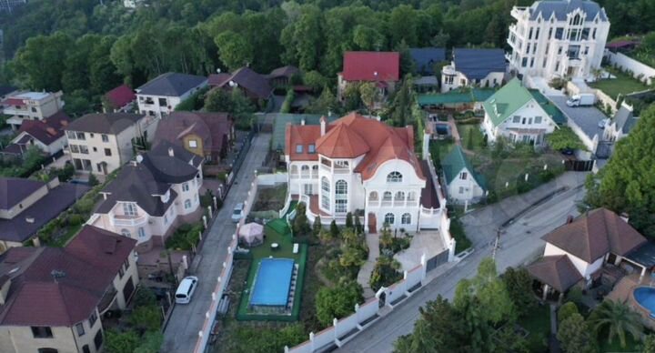 Дом 560 м² на участке 11,8 сот.