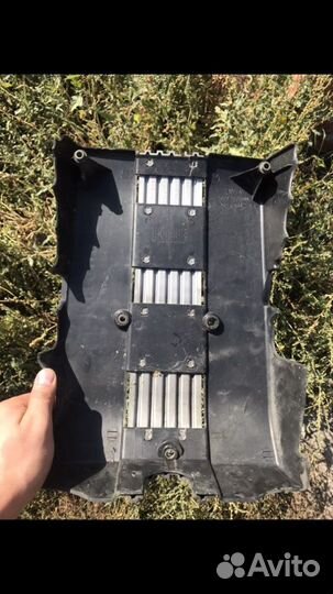 Крышка двигателя mitsubishi montero