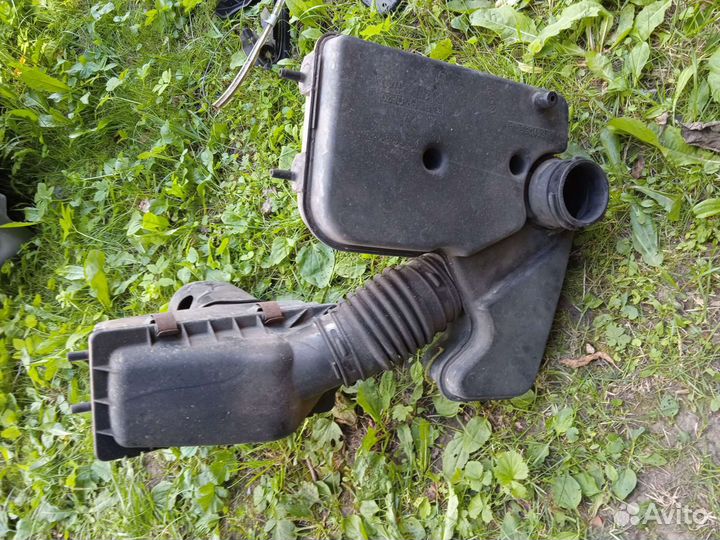 Корпус воздушного фильтра dodge caravan3