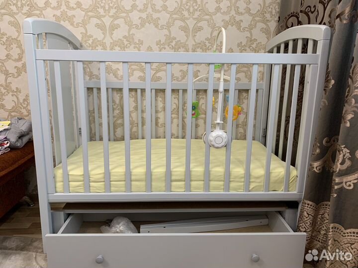 Детская кроватка с маятником и ящиком + матрас