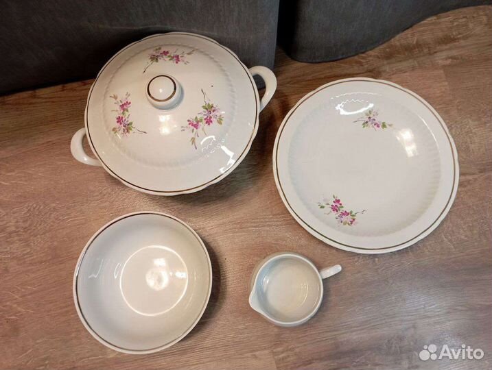 Абсолютно новый обеденный сервиз