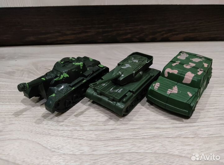 Пластиковые игрушки, военная техника