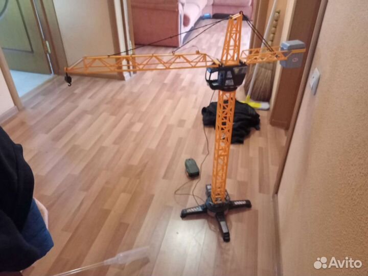 Игрушечный кран