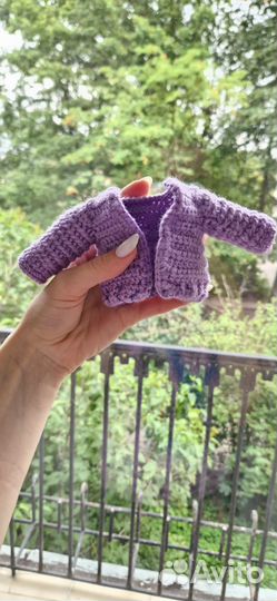 Вязаная кукла с кардиганом и юбкой ручной работы