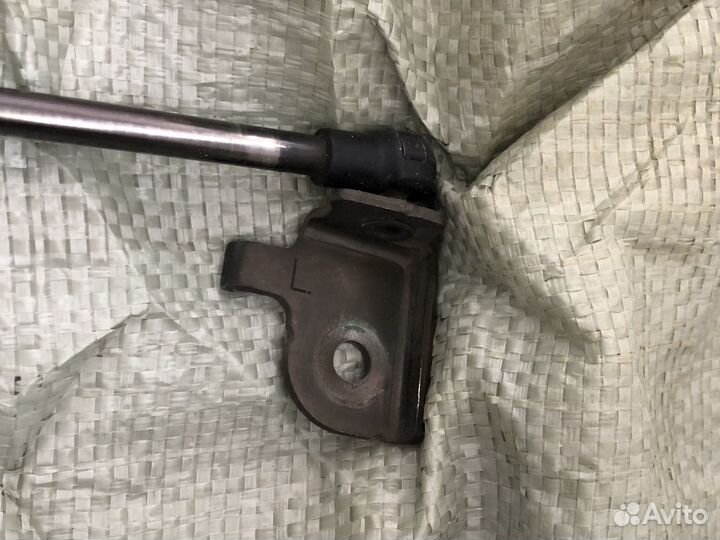 Амортизатор капота левый lexus is 250