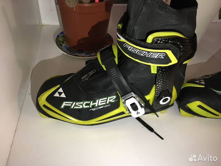 Продаю лыжные ботинки Fischer