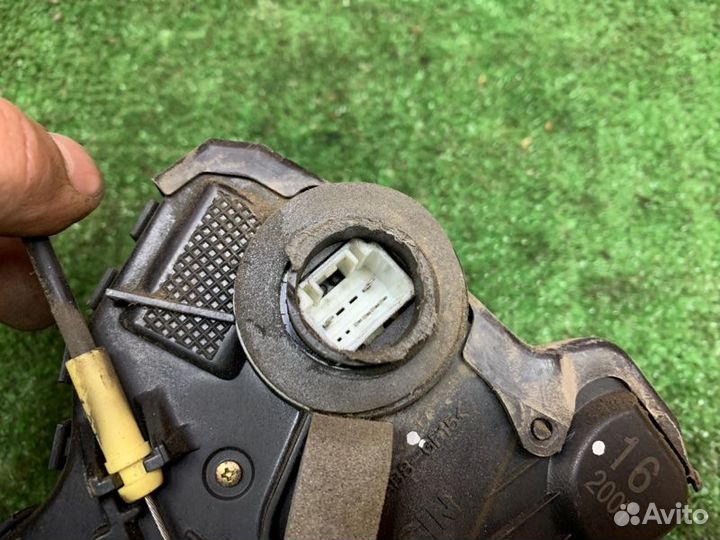 Замок двери передний правый Toyota Ist NCP61 1nzfe