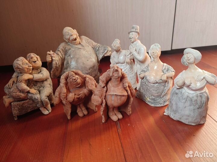 Влюблённый монах статуэтка