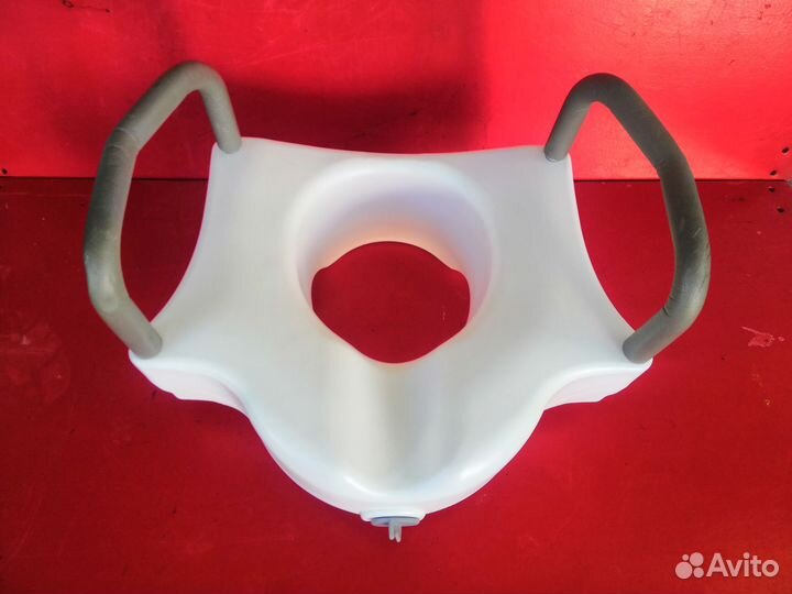 Сиденье насадка унитаза с поручнями после операции