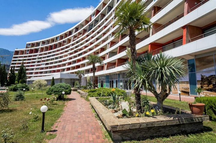 2-к. квартира, 71 м², 1/12 эт.