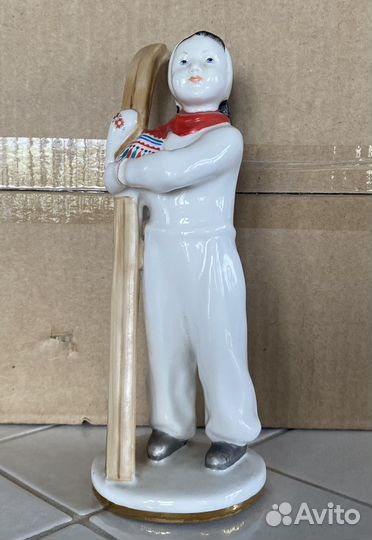 Статуэтка фарфоровая лыжница, лфз, 50-60-е годы