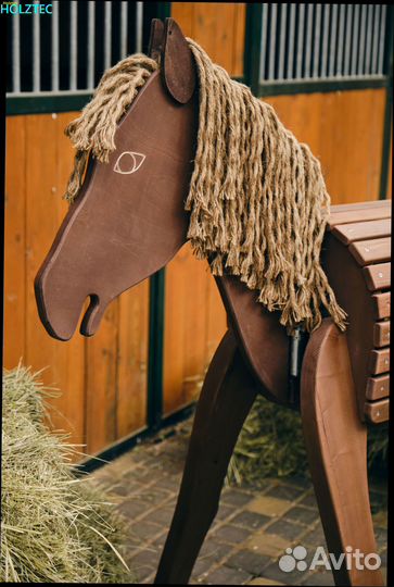 Деревянные лошадки разных размеров. Игры для детей