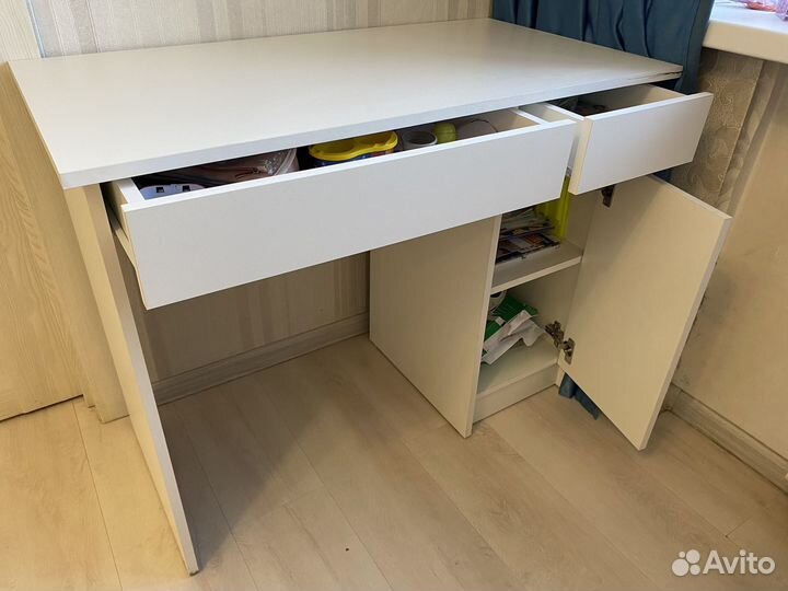 Письменный стол со стулом белый