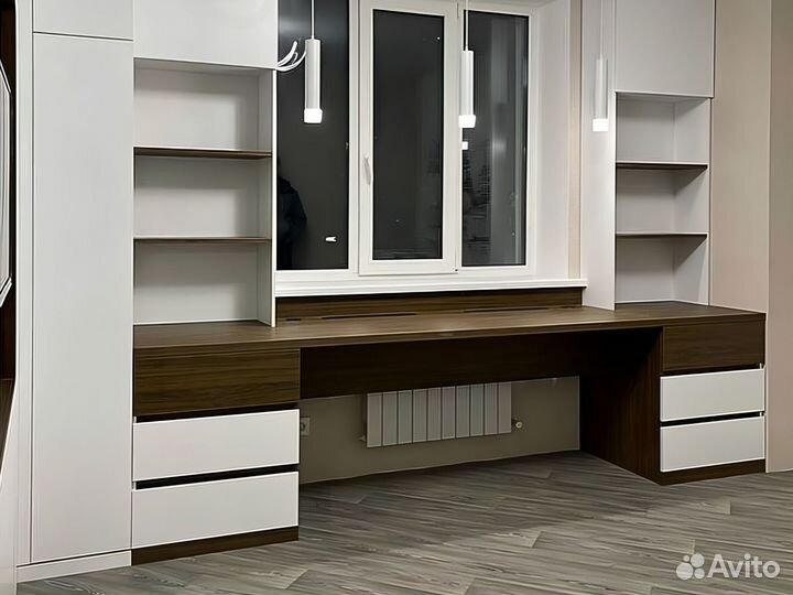 Рабочая зона со шкафом у окна