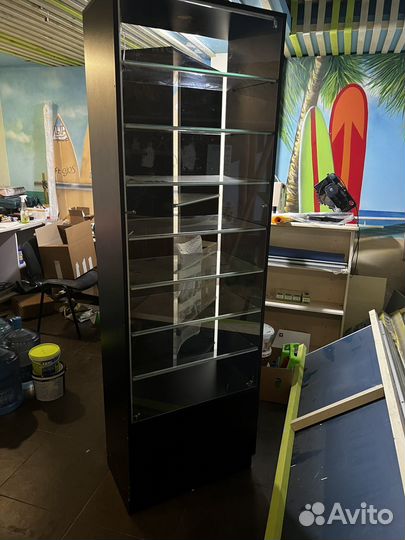 Шкаф с стеклянными полками