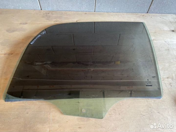 Стекло заднее левое Skoda Roomster