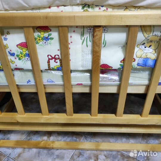 Детская кроватка с маятником