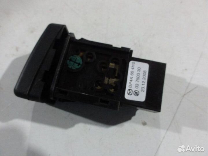 Кнопка аварийной сигнализации Mazda Axela седан ZY