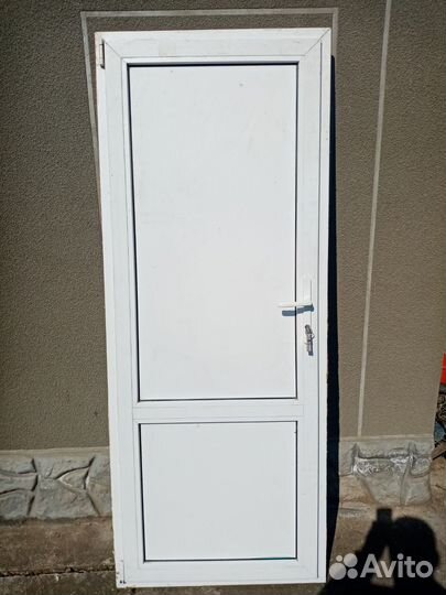 Дверь входная/межкомнатная пластиковая бу