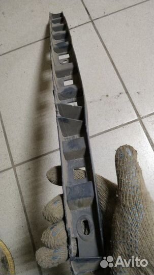 Направляющая заднего бампера левая Skoda Fabia 1