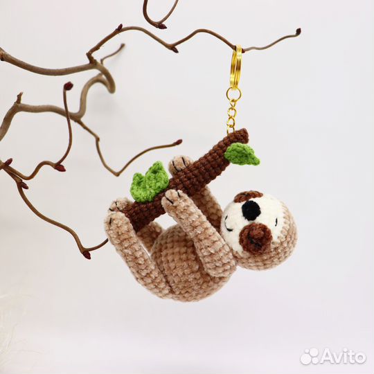 Ленивец, вязаная игрушка-брелок