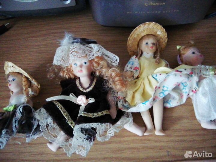Кукла фарфоровая
