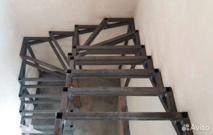Каркас из метала Г-образной Лестницы в Дом