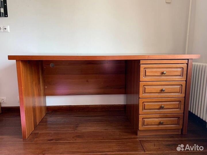 Письменный стол из массива дерева