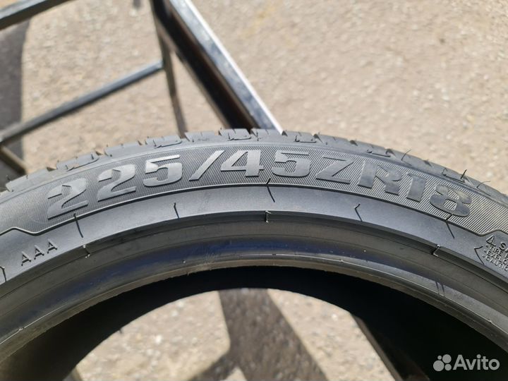 Royal Black Royal Performance 225/45 R18