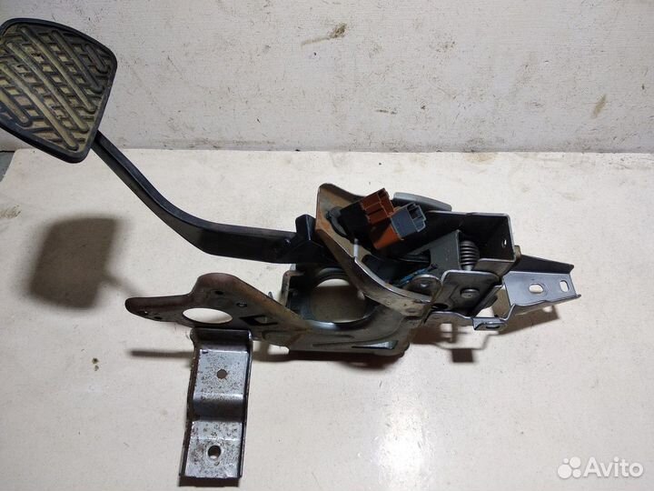 Педаль тормоза (Nissan Teana II)