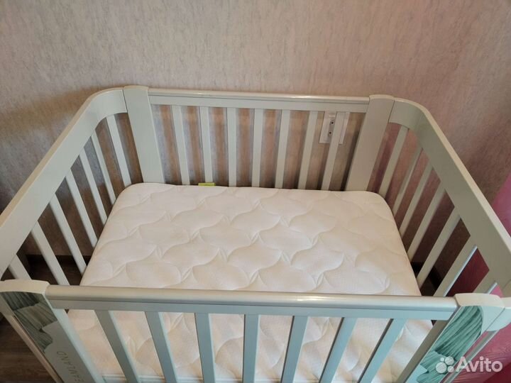 Детская кроватка с маятником